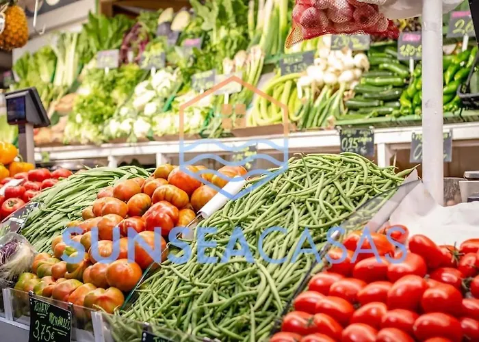 Bajo El Mar Junto Al Puerto *