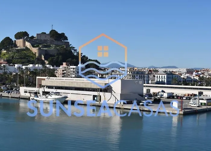 Bajo El Mar Junto Al Puerto