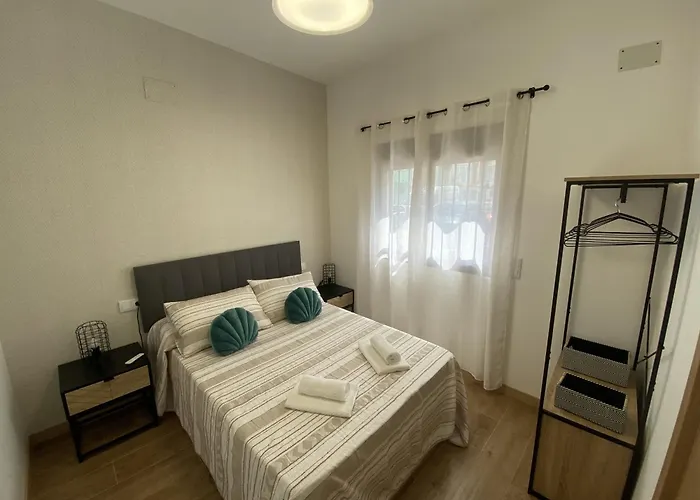 Bajo El Mar Junto Al Puerto