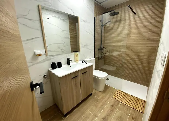 Bajo El Mar Junto Al Puerto *