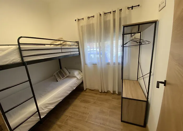 Bajo El Mar Junto Al Puerto